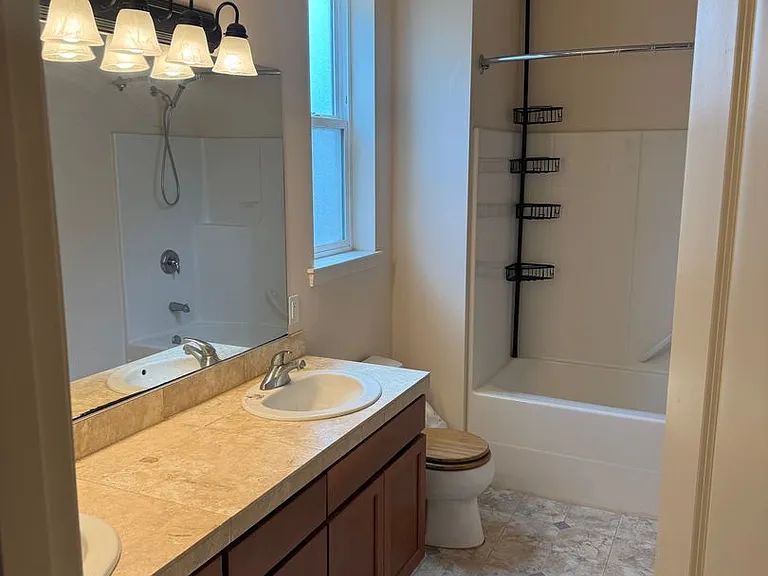 1707 E Ashford Way — Photo 3