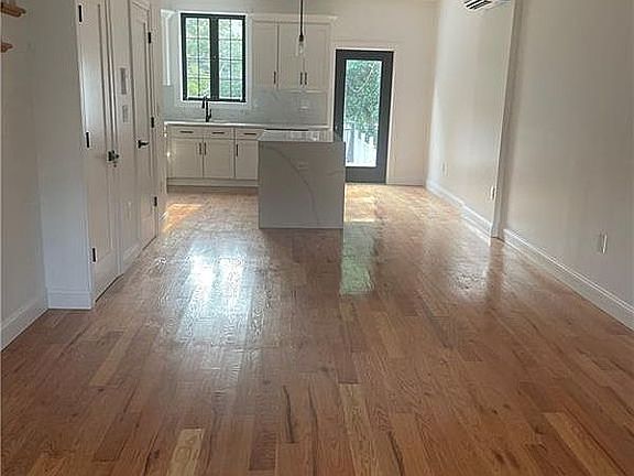 4th image of 30 Corbin Pl