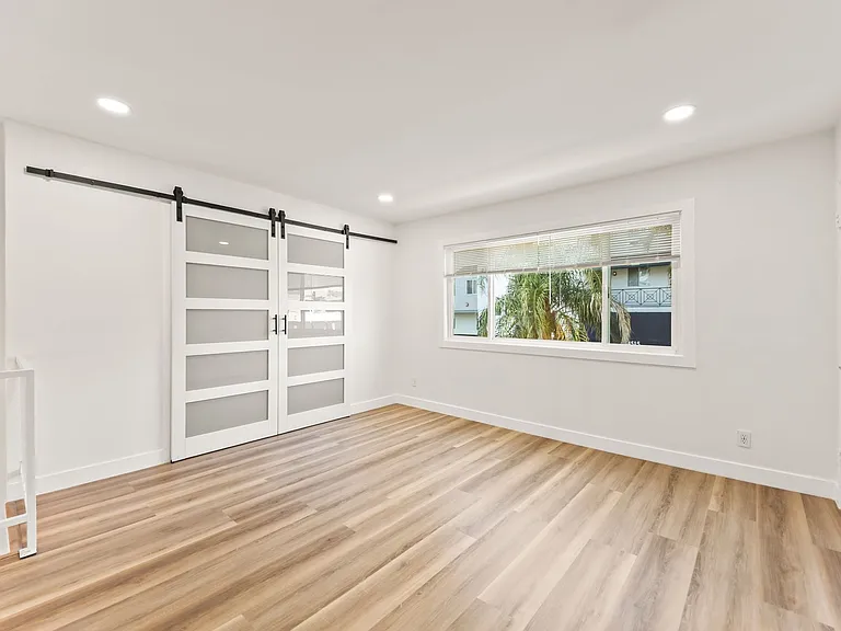 4329 Van Nuys Blvd — Photo 12