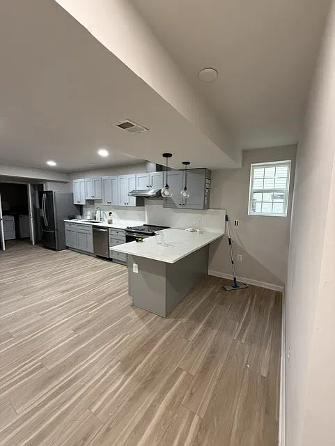2 bed, 5200 sqft, $2,250 — Photo 2