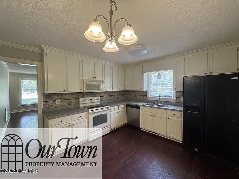 3003 Woodgreen Dr N — Photo 6