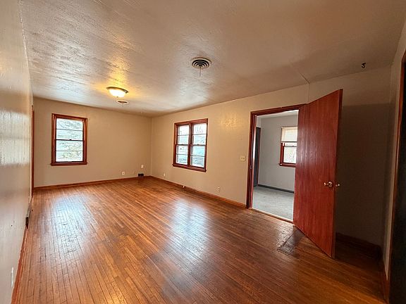 2nd image of 842 Lake St