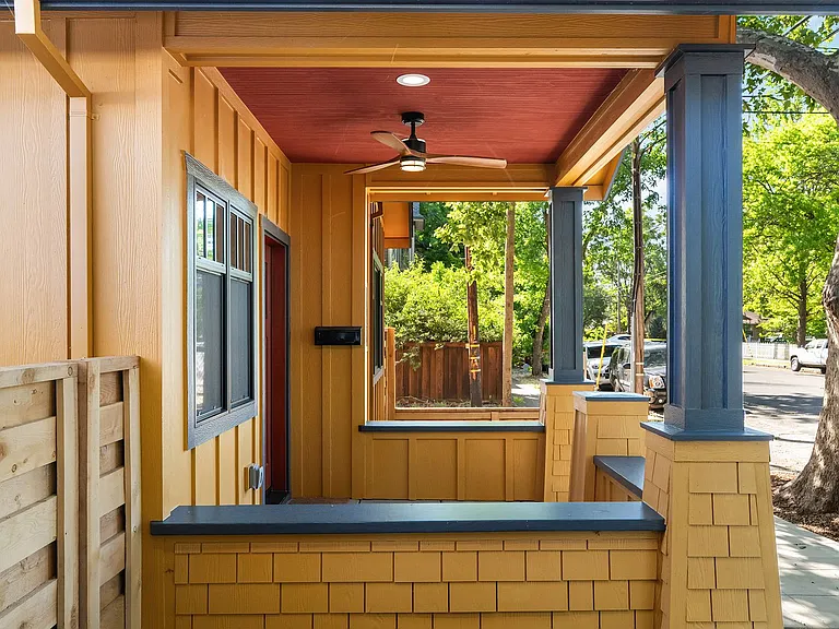 725 Orient St — Photo 3