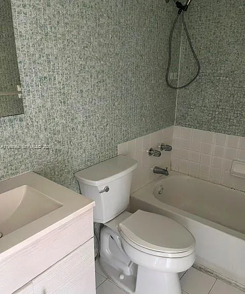 1151 W 28th St #9 — Photo 12