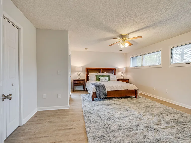 5009 Emerald Dr — Photo 3
