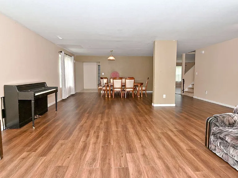 1043 Rentham Ln — Photo 8