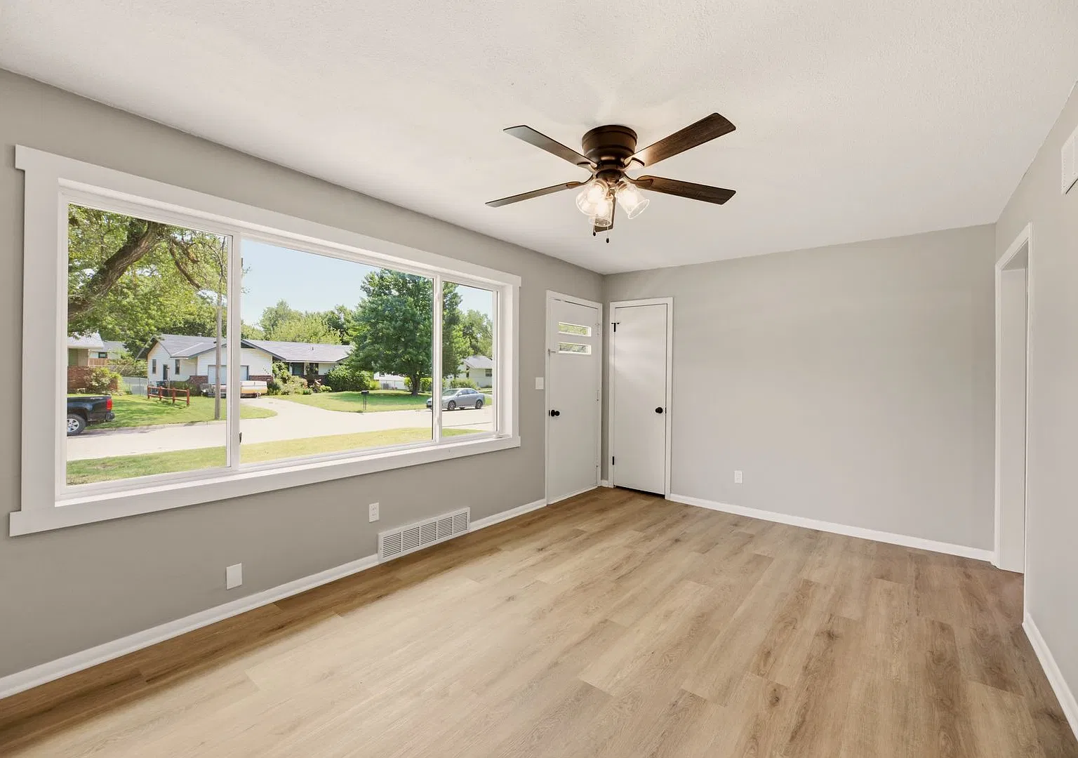 Charming 3-Bedroom Home in Derby — Photo 4