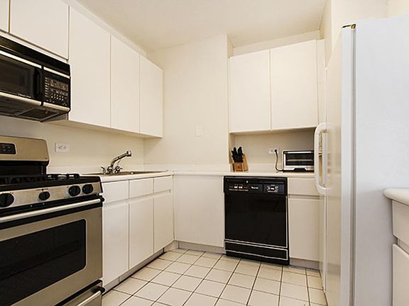 4th image of 250 E 40th St APT 46A