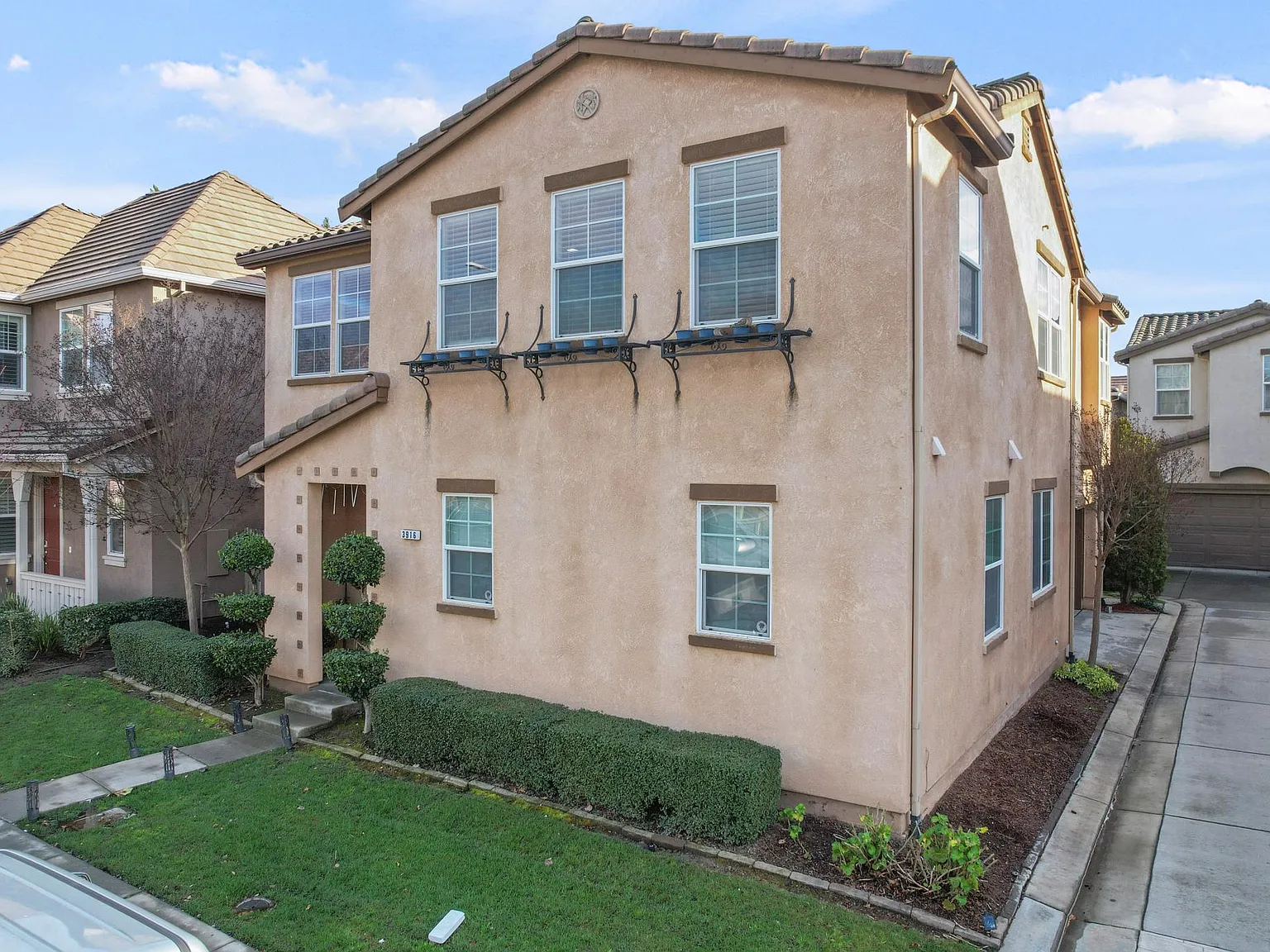 4 bed, 2165 sqft, $3,300 — Photo 4