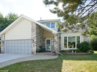 908 Apple Dr, Schaumburg, IL 60194