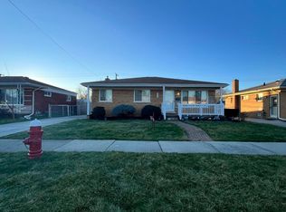 28157 Palm Beach Dr, Warren, MI 48093