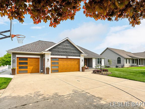 4th image of 972 Sand Lake Dr