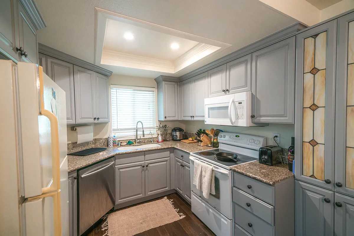 Kitchen - 1050 Cedar Gables Dr