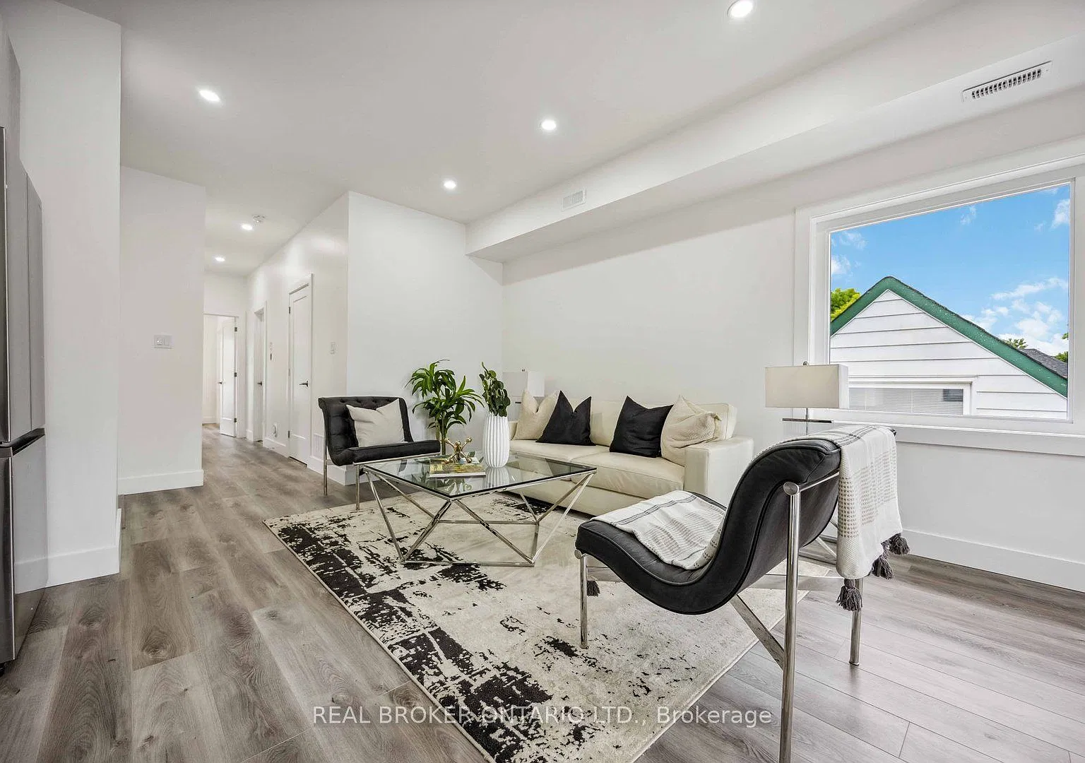 14 Hatfield Cres — Photo 3