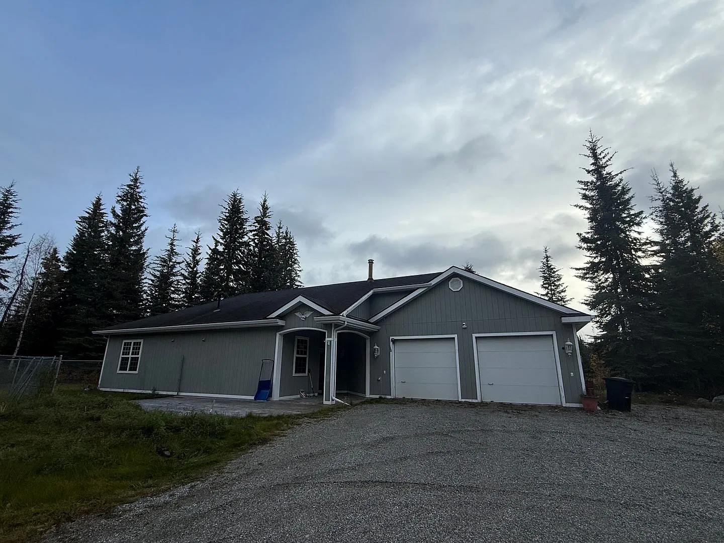 Spacious 2 bedroom home / Very pet friendly / 2 car garage / On city water — Photo 1