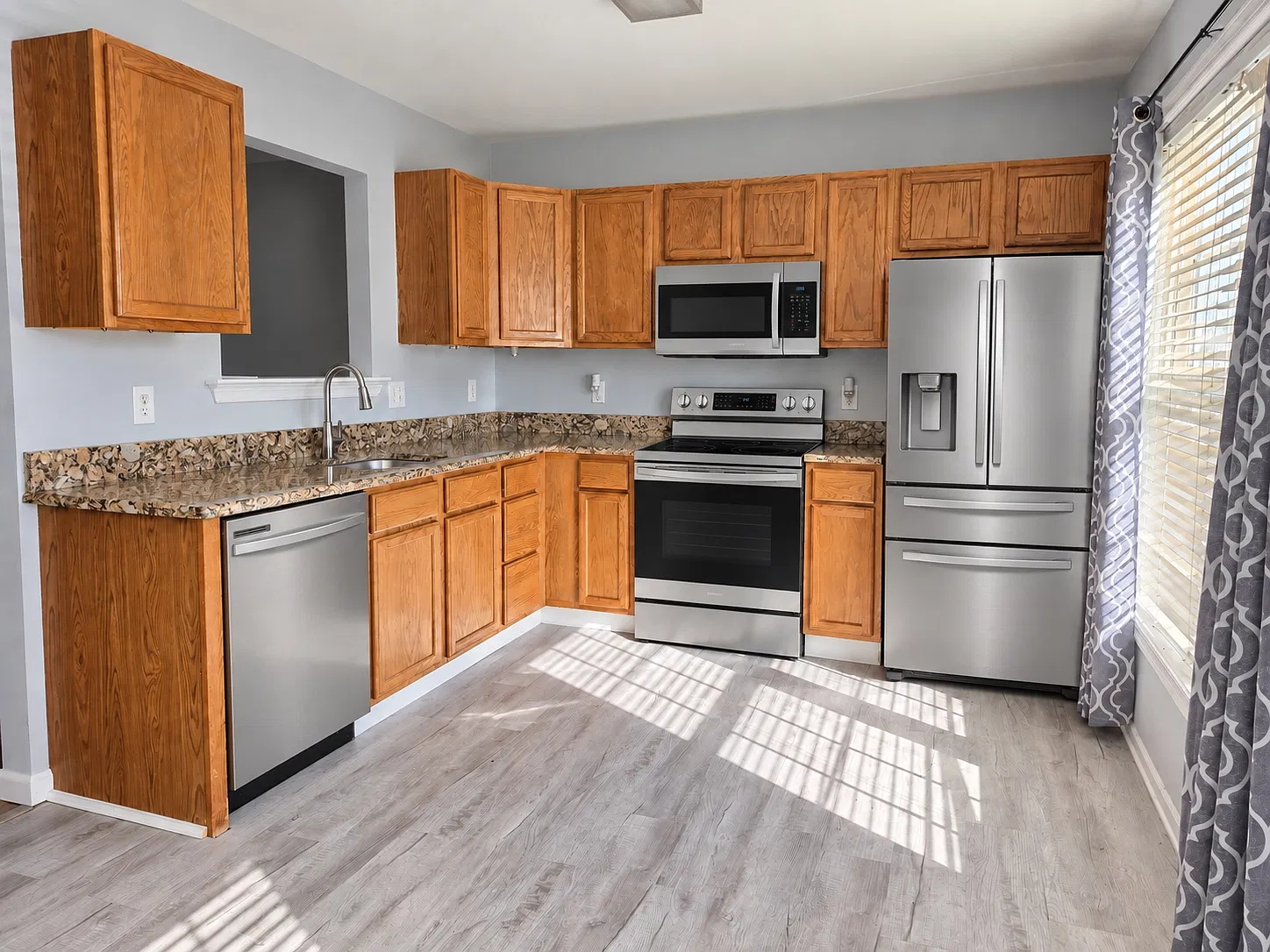 3 bed, 1650 sqft, $2,450 — Photo 2