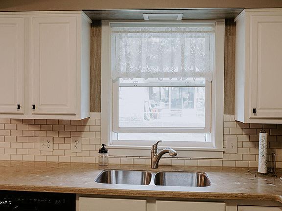 5th image of 130 Beth St