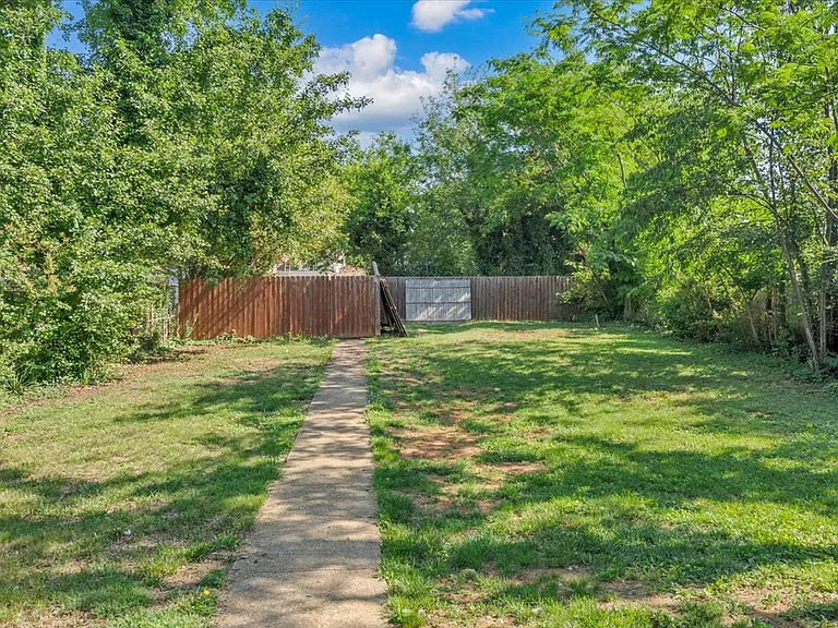 Large Private Fenced In. Backyard!