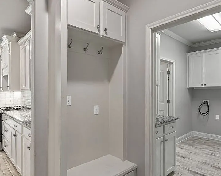 302 Oscar Cir — Photo 37