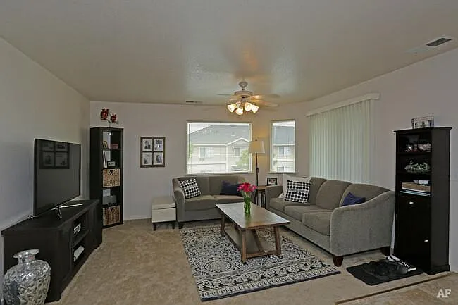 Yosemite Terrace Apartments — Photo 15