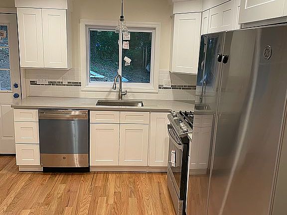 5th image of 28 Greenwood Ave
