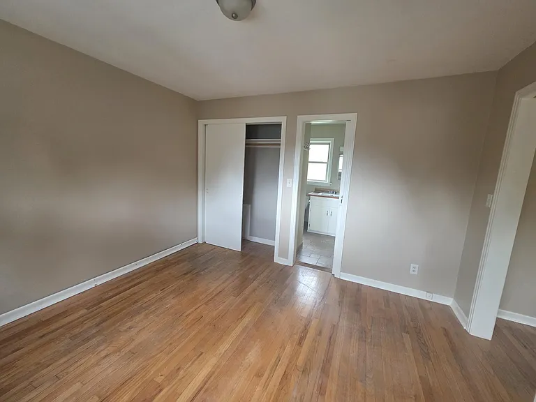 214 J St NE — Photo 3