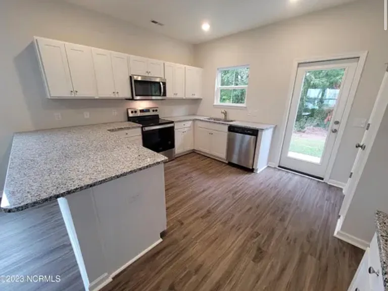 9008 Laurel Bay Ln — Photo 4