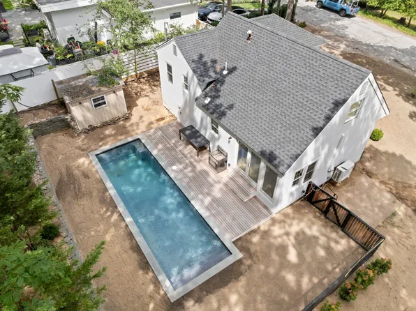 https://photos.zillowstatic.com/fp/12cec6e53a8f18618b8ac0ca094d6a48-p_e.webp