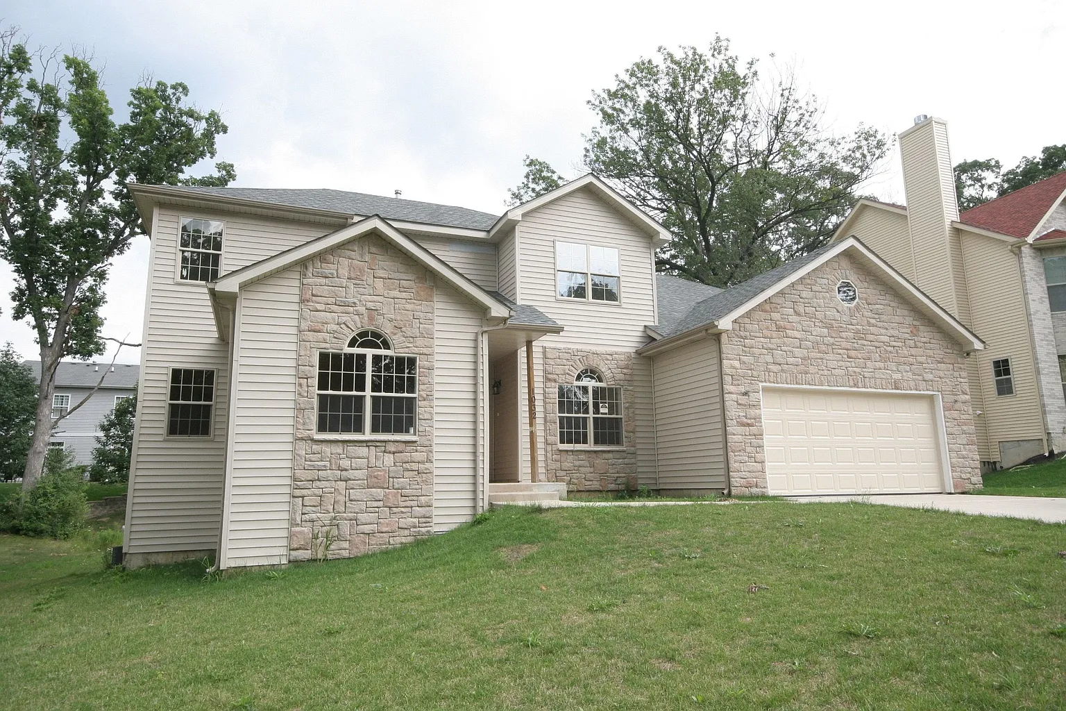 1032 Rosewood Dr photo 1
