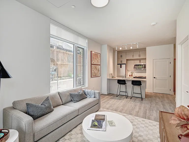 415 Duke St W — Photo 6