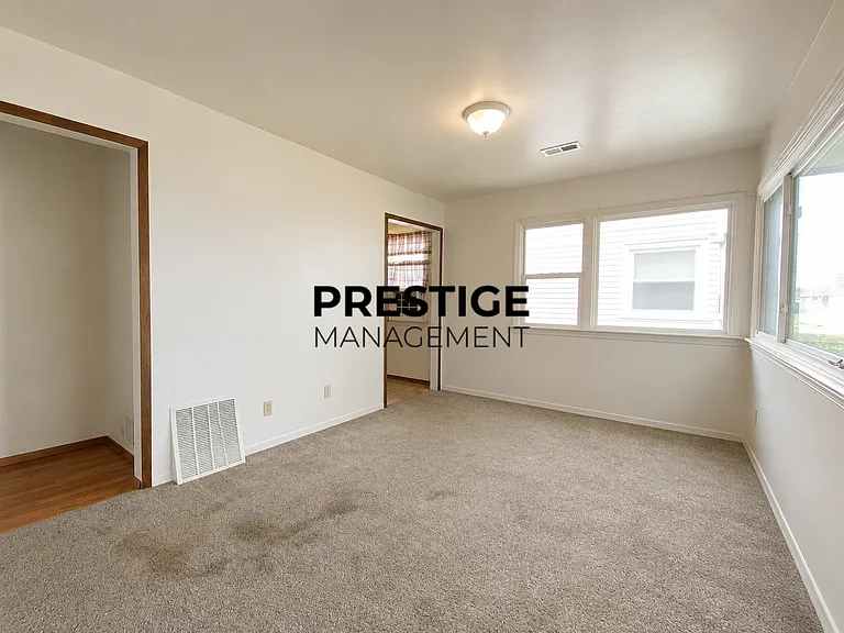 1229 W 44th Pl — Photo 2
