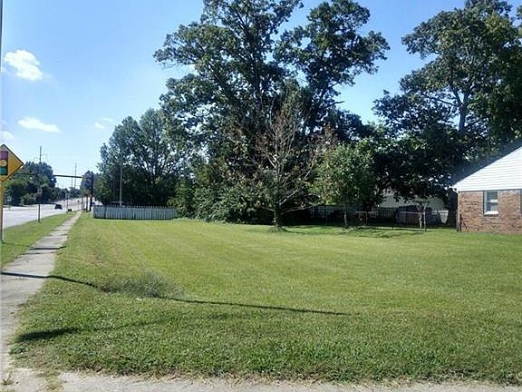 2nd image of 1528 Graves Ave