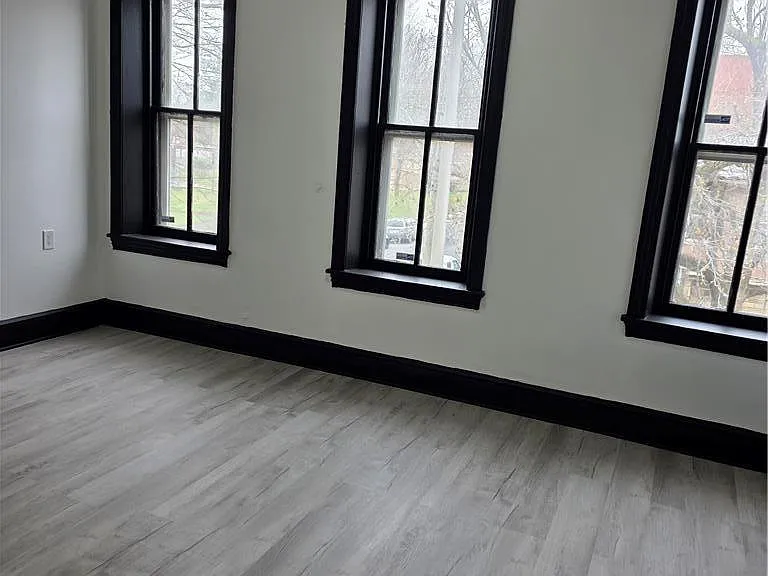 300 Pine St — Photo 18