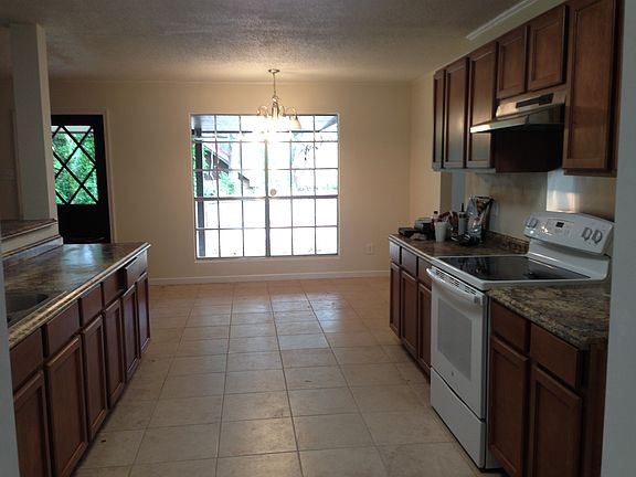 4th image of 200 Des Jardin Ave