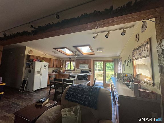 5th image of 902 East Pond Meadow Road