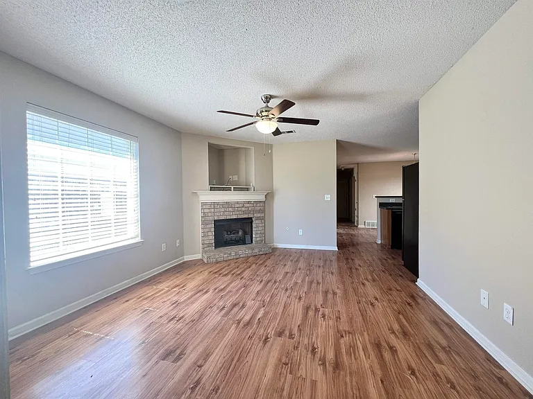1507 Pemberton Ln — Photo 4
