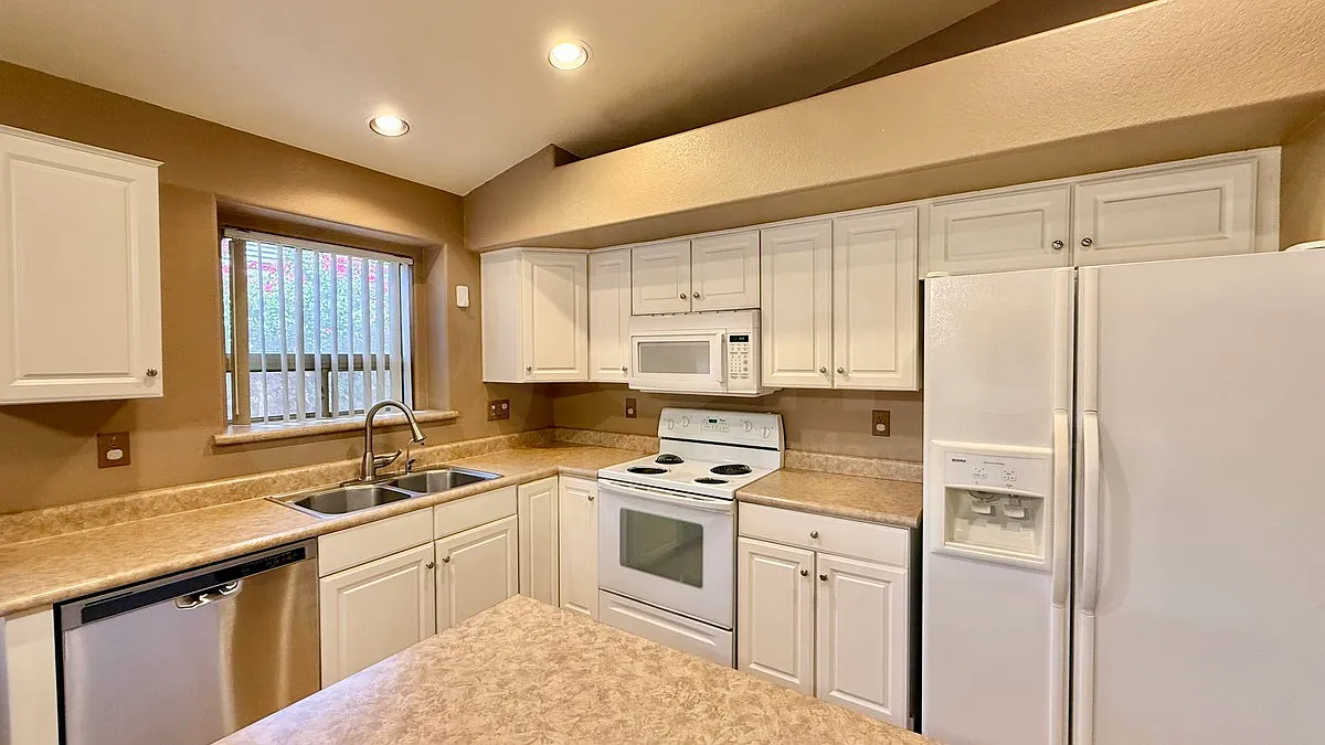 3 bed, 2.0 bath, 2311 sqft, $1,699 — Photo 3