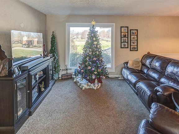 3rd image of 306 Sherwood Dr