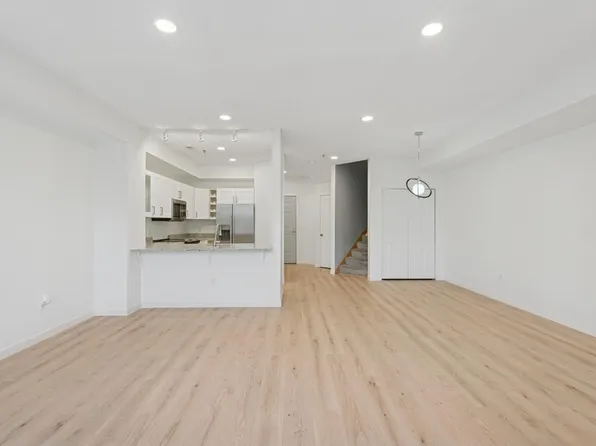 150 E Burnsville Pkwy APT 116, Burnsville, MN 55337