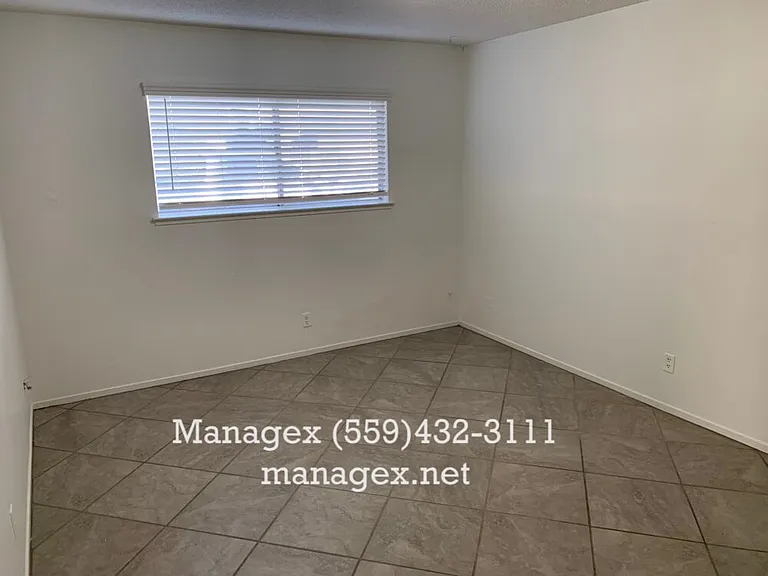 6060 N Poplar Ave — Photo 9