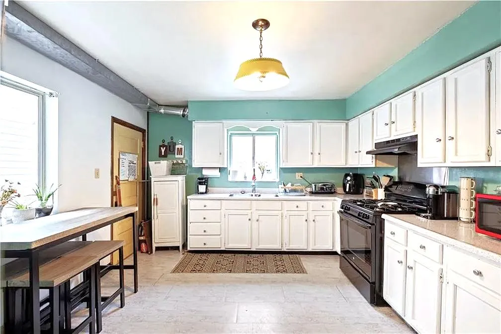 4 bed, 1.5 bath, 2304 sqft, $2,400 — Photo 3