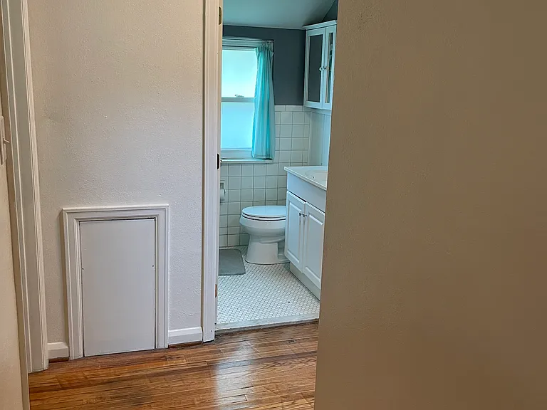 106 N Scott St — Photo 4