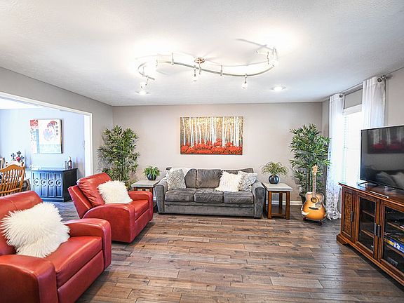 2nd image of 1411 W Adams Hill Cir