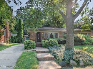 1366 Maple Dr, Rochester, MI 48307