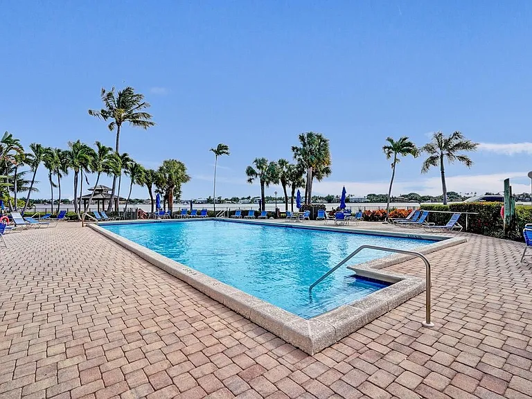 107 Half Moon Cir #H1 — Photo 50
