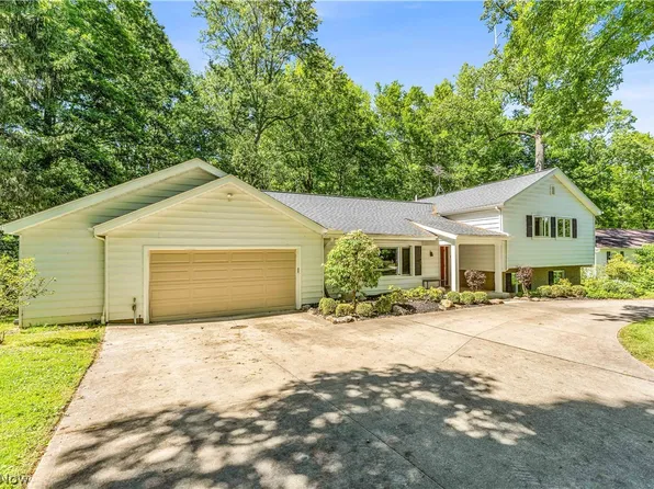 6821 Thornapple Rd, Gates Mills, OH 44040