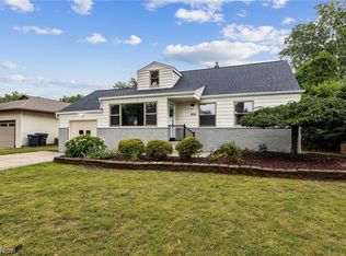 1407 Sunview Rd, Lyndhurst, OH 44124