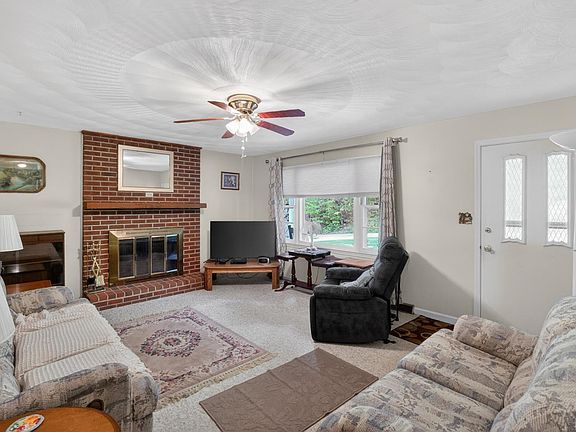 3rd image of 60 Little Mountain Cir