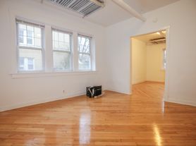 2453 W Gunnison St, Chicago, IL