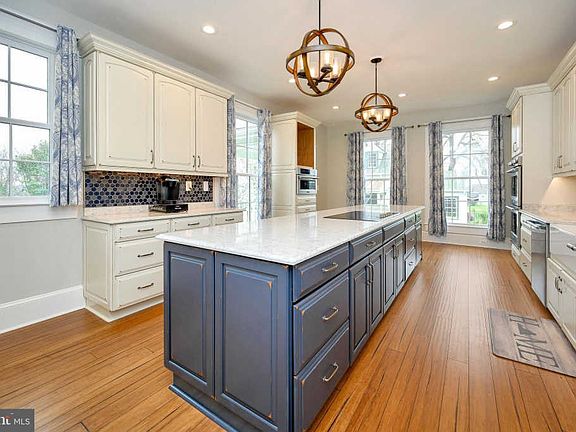 3rd image of 109 Redwood Ln